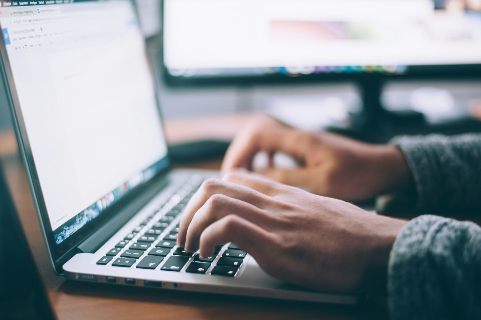 Programmierung eines Smart Homes am Laptop