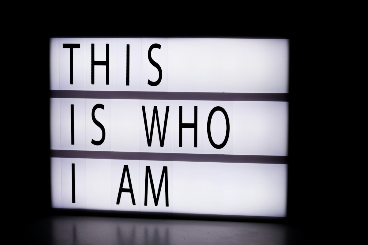 Leuchtkasten mit dem Schriftzug This is who I am